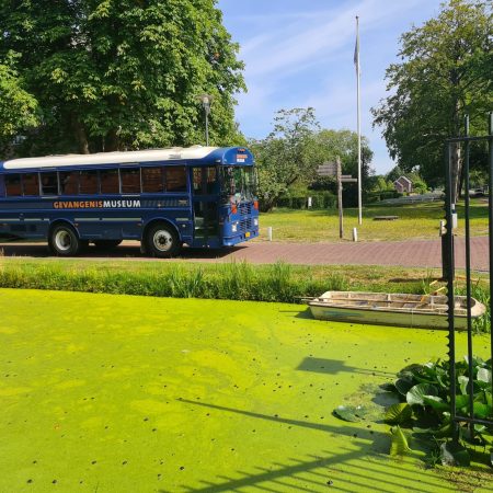 Boevenbus komt aanrijden 1